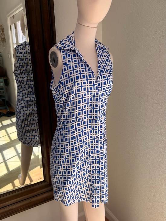None Dresses & Skirts - Sleeveless Blue & White Geometric Shift Dress